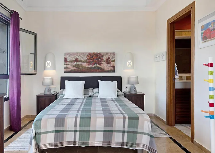 Montana Roja فيلة *